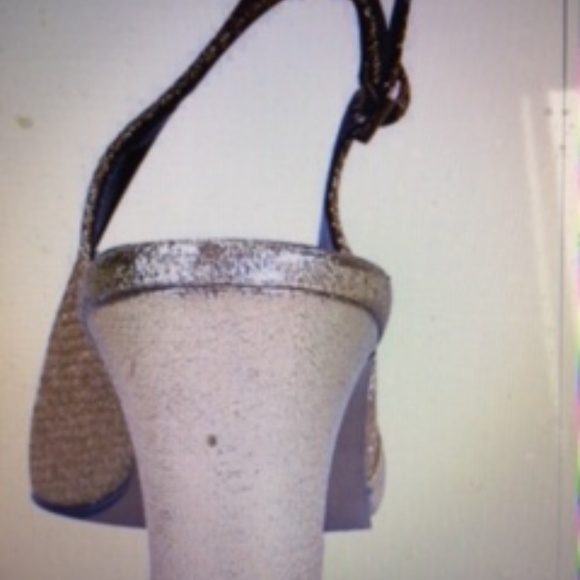 BRAND NEW 9 WIDE DRESSY GOLD SLINGBACK SHOES - Picture 2 of 2